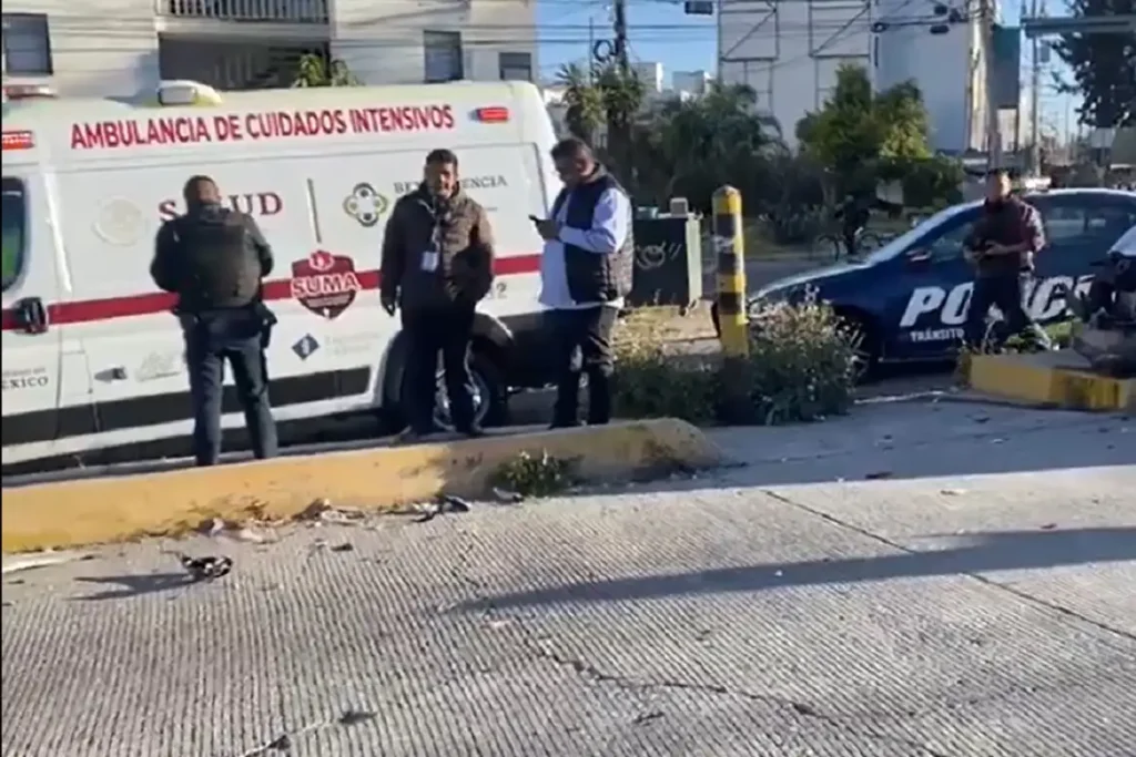 Reportan choque entre un auto y una unidad de Línea 1 de RUTA en el cruce de Bulevar Xonacatepec