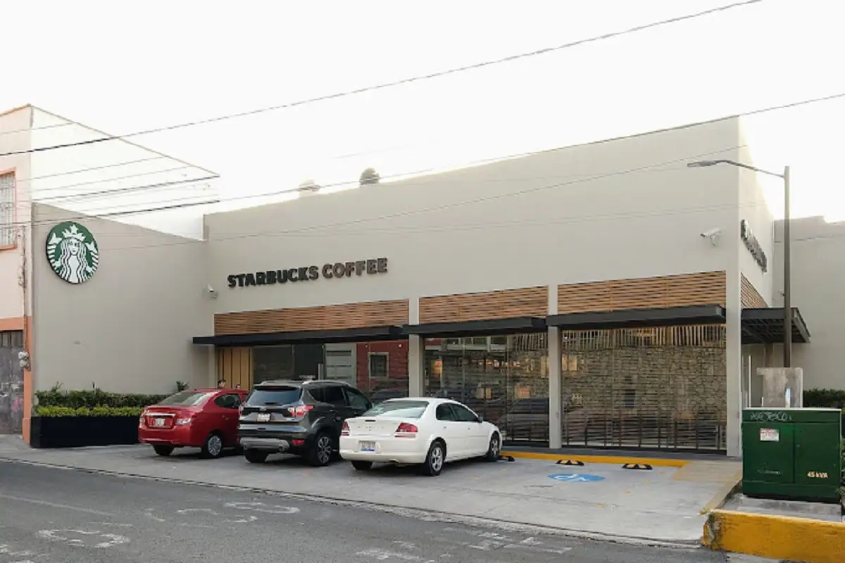SSC investiga el robo a Starbucks de la 25 Oriente; fueron dos sujetos 1 SSC investiga el robo a Starbucks de la 25 Oriente; fueron dos sujetos