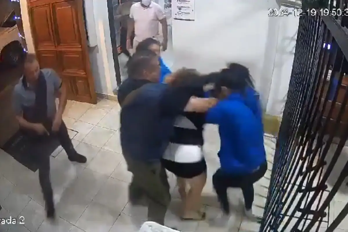 VIDEO: Saxofonista María Elena Ríos protagoniza pelea con otra mujer en Hospital de Oaxaca 1 VIDEO Saxofonista María Elena Ríos protagoniza pelea con otra mujer en Hospital de Oaxaca