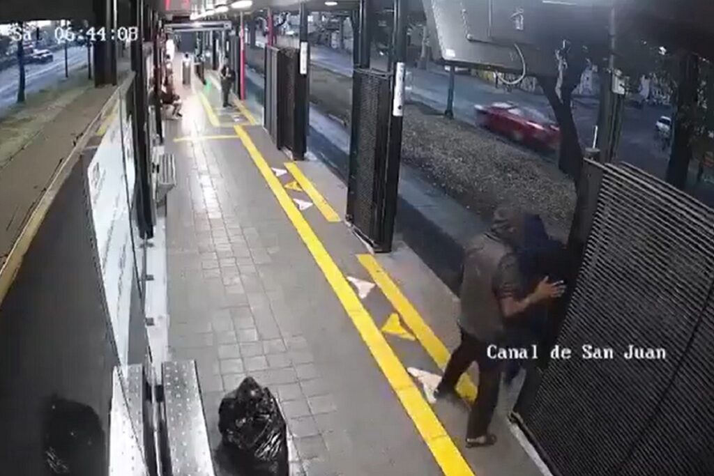 VIDEO: Sujeto aventó a mujer policía al paso del Metrobús en la CDMX