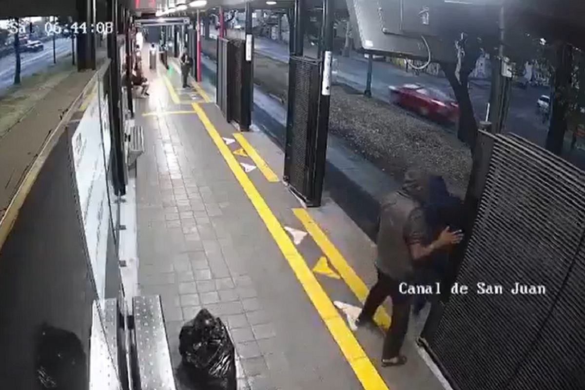 VIDEO: Sujeto avienta a mujer policía al paso del Metrobús en la CDMX 1 VIDEO: Sujeto aventó a mujer policía al paso del Metrobús en la CDMX
