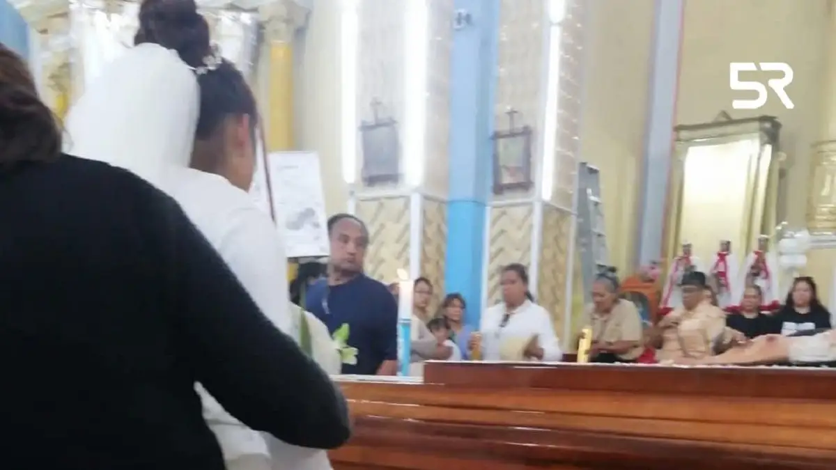 VIDEO: Vestida de novia despide a su prometido quien murió atropellado por una unidad de flecha azul 1 Vestida de novia despide a su prometido quien murió atropellado por una unidad de flecha azul
