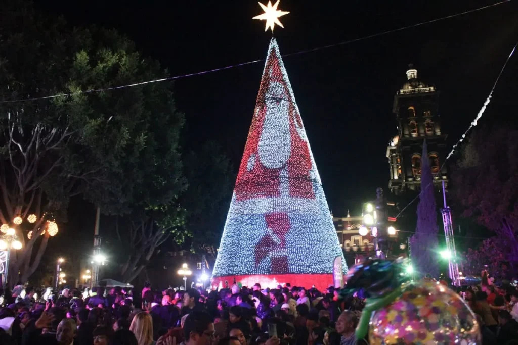 Enciende Pepe Chedraui árbol de Navidad del zócalo de Puebla