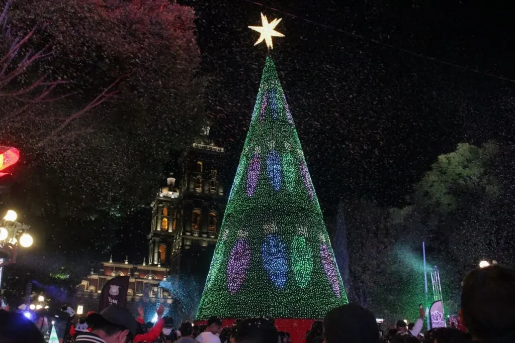 Enciende Pepe Chedraui árbol de Navidad del zócalo de Puebla