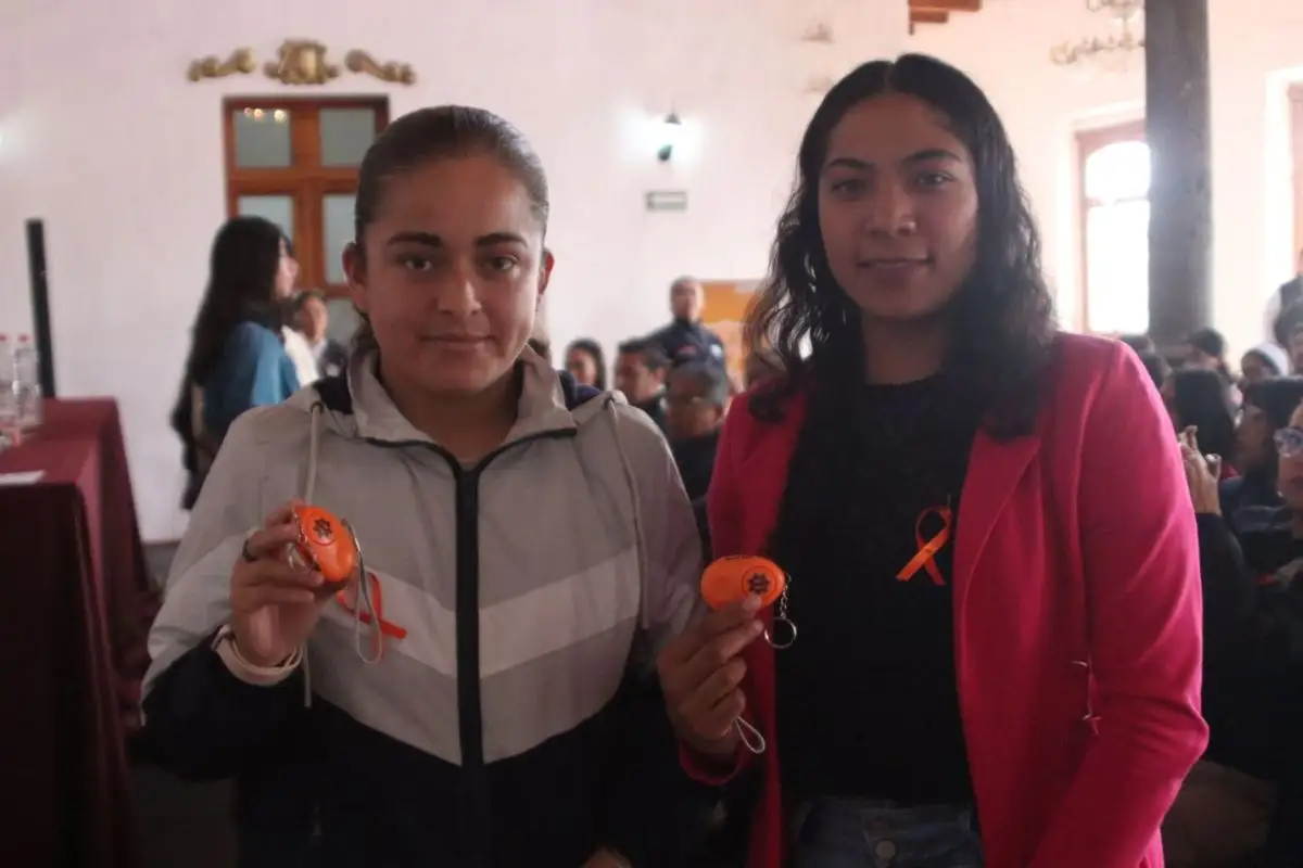 Bety Sánchez y Alejandro Armenta refuerzan seguridad de mujeres; dan alarmas para disuadir a violentadores