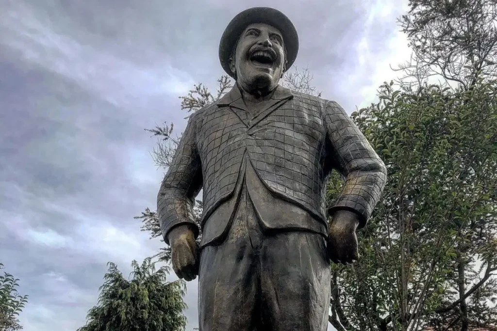 Cambian el nombre de la estatua de Capulina para burlarse de su nieto