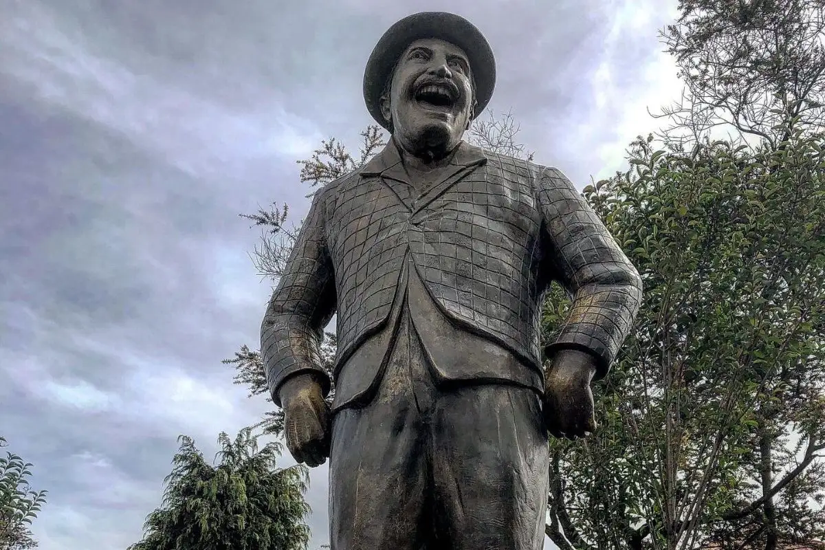 Cambian el nombre de la estatua de Capulina y llaman "muerto de hambre" a su nieto 1 Cambian el nombre de la estatua de Capulina para burlarse de su nieto