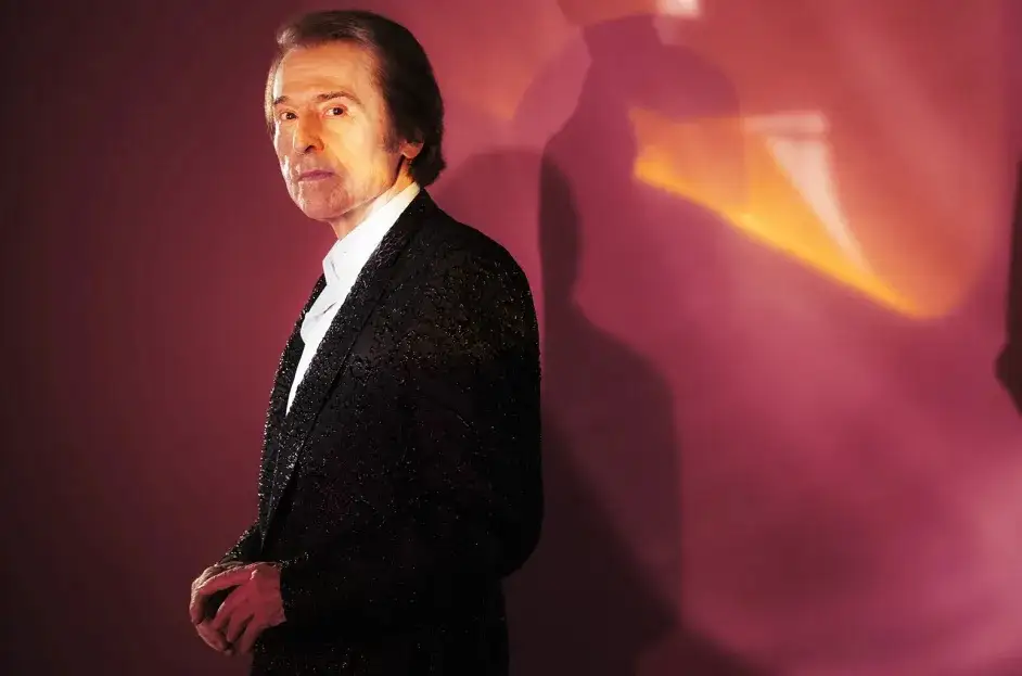 Hospitalizan al cantante Raphael tras accidente cardiovascular