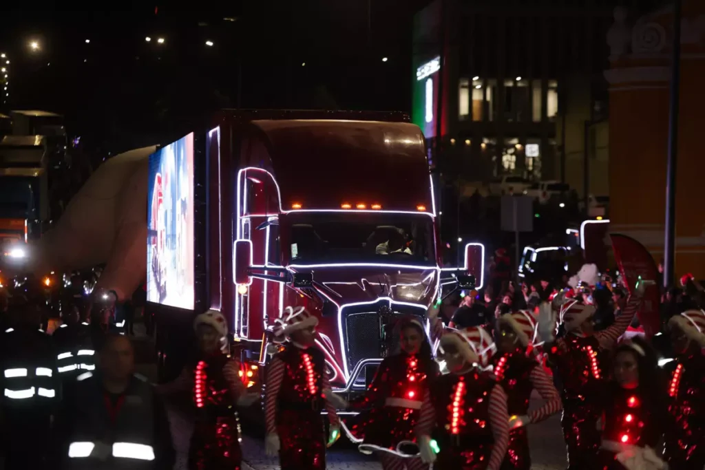 La magia de la Navidad llegó a Puebla con la Caravana Coca-Cola 2024