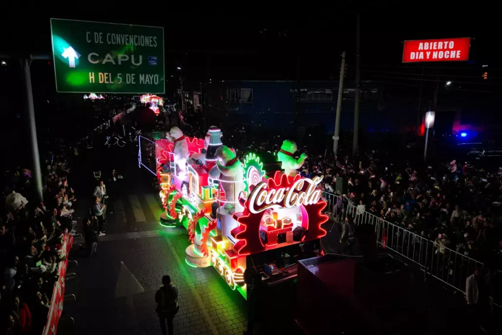La magia de la Navidad llegó a Puebla con la Caravana Coca-Cola 2024