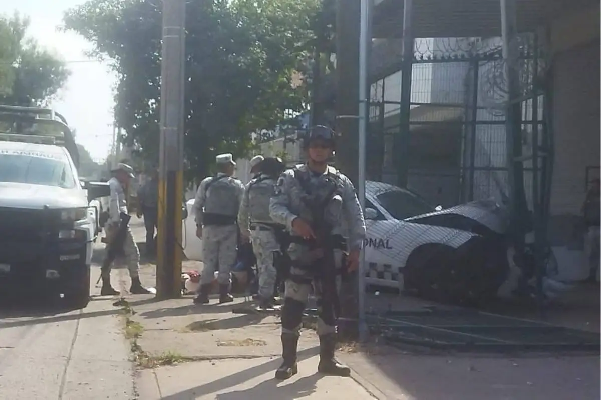 Choca patrulla de la GN que trasladaba a pasajero que intentó secuestrar vuelo de Volaris 1 Provoca choque de patrulla tras intentar secuestrar avión