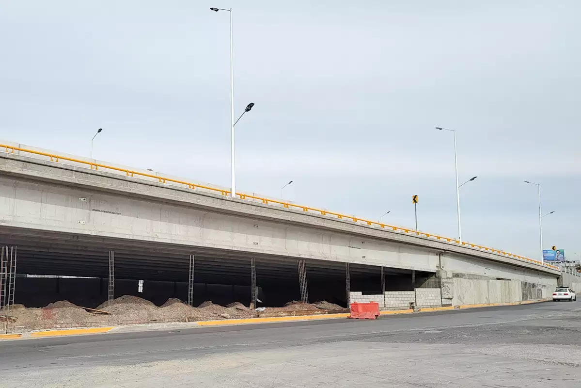 Construyen bardas en el bajo puente del distribuidor Central de Abasto para impedir instalación de ambulantes