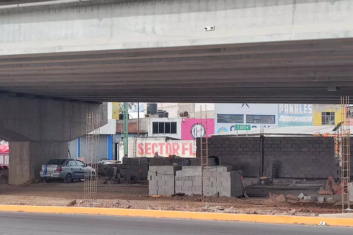 construccion bardas bajo nuevo distribuidor vial de la Central de Abastos 3