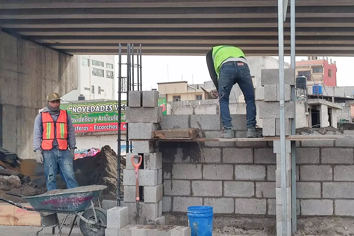 construccion bardas bajo nuevo distribuidor vial de la Central de Abastos 4