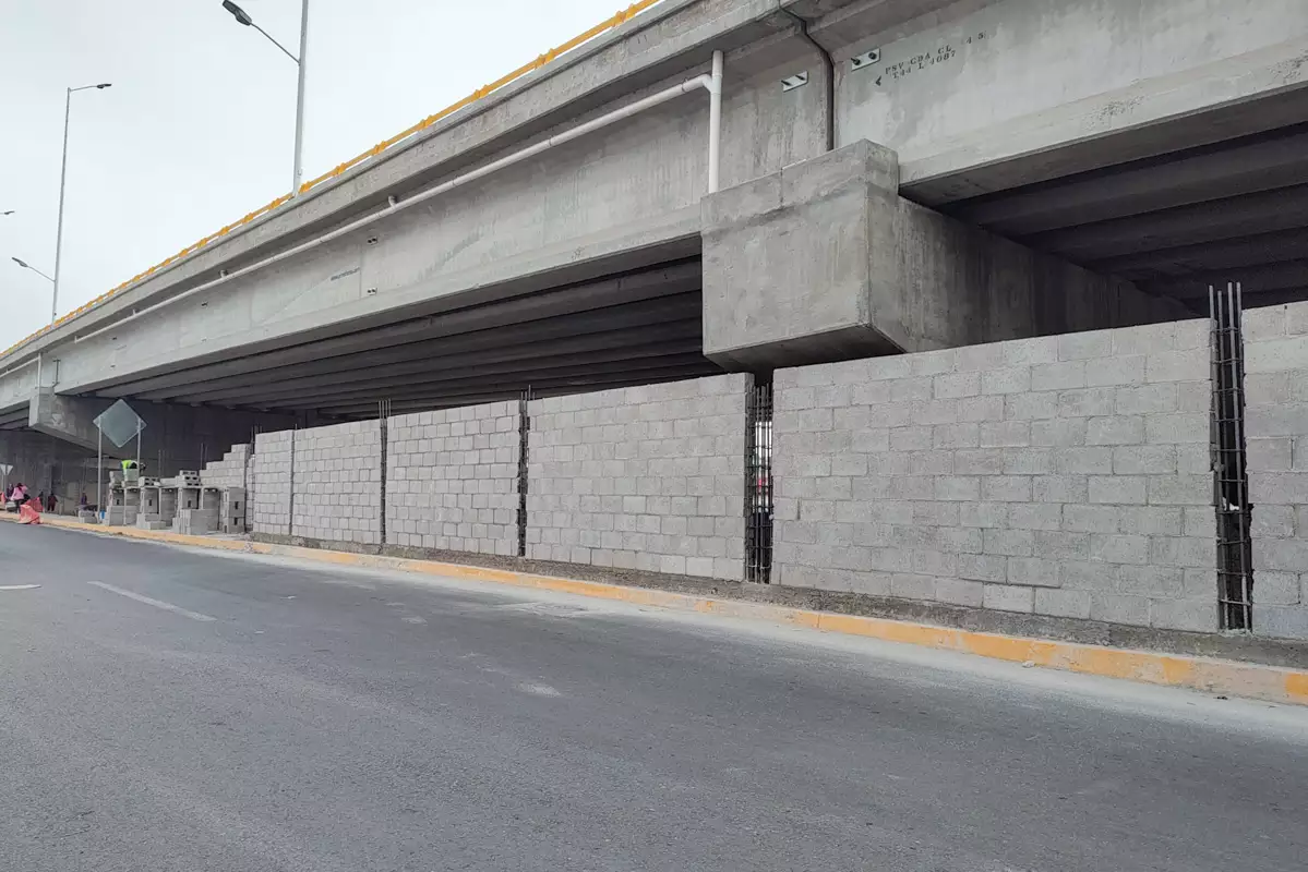 Construyen bardas en el bajo puente del distribuidor Central de Abasto para impedir instalación de ambulantes 1 Construyen bardas en el bajo puente del distribuidor Central de Abasto para impedir instalación de ambulantes