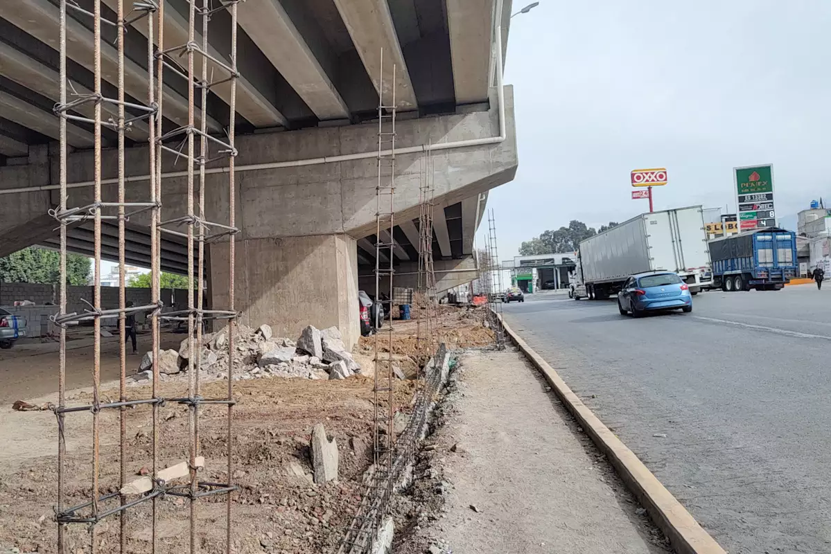 construccion bardas bajo nuevo distribuidor vial de la Central de Abastos