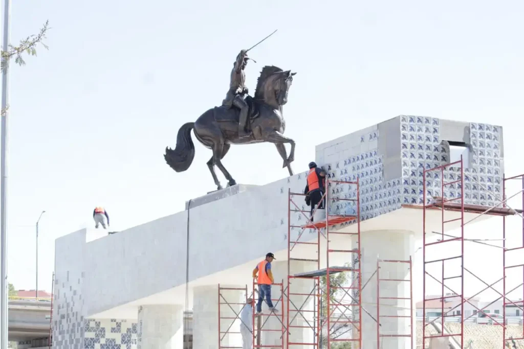 estatua de ignacio zaragoza en distribuidor atlixcayotl 1