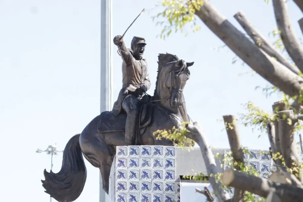 Colocan estatua de Ignacio Zaragoza en el distribuidor Atlixcáyotl