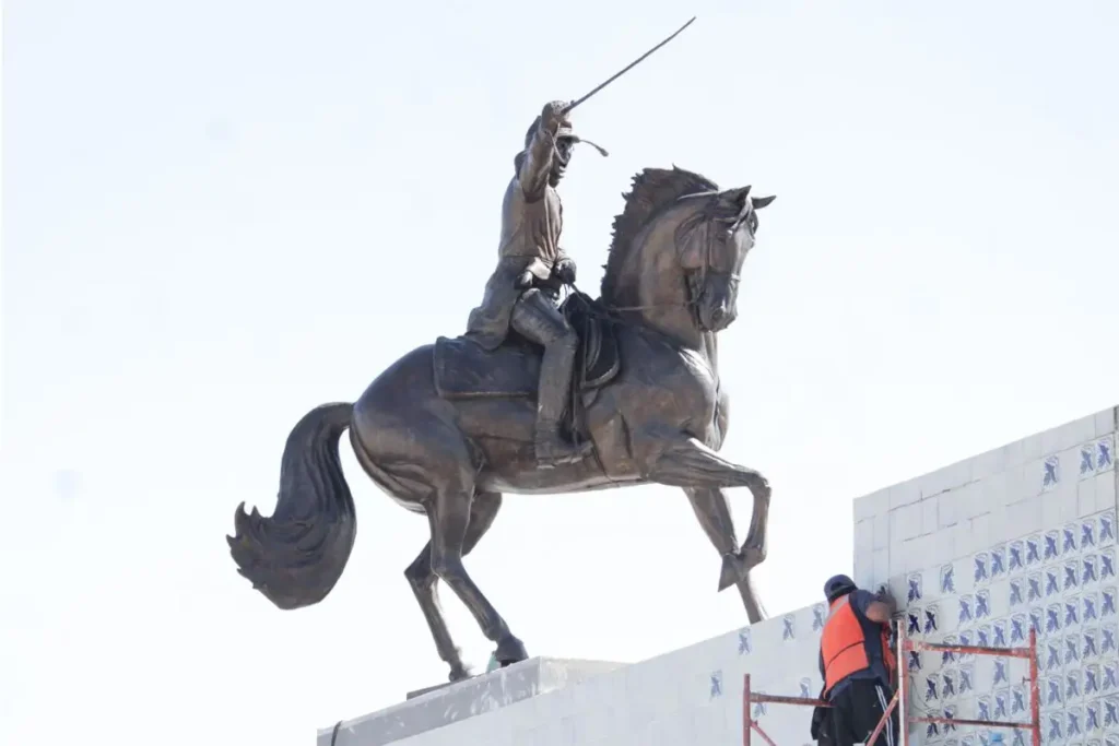 estatua de ignacio zaragoza en distribuidor atlixcayotl 3