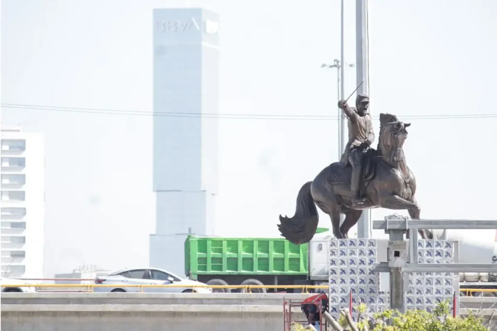 estatua de ignacio zaragoza en distribuidor atlixcayotl 5