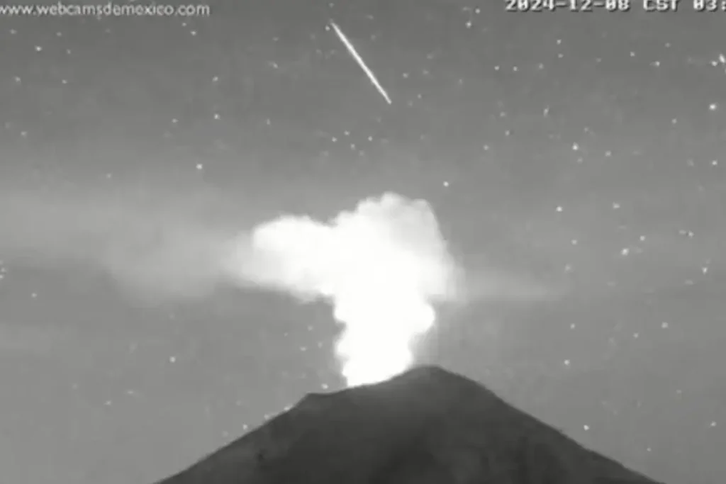 (VIDEO) Estrella fugaz pasa por el Popocatépetl