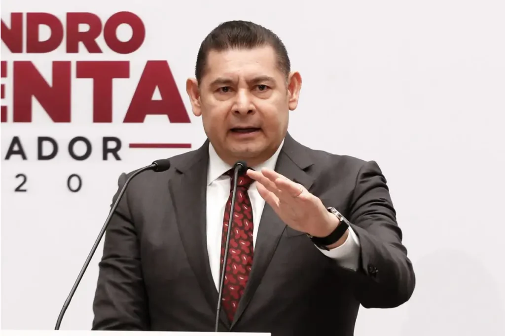 Confirma Armenta que exfuncionarios se apropiaron de concesiones del transporte público en Puebla