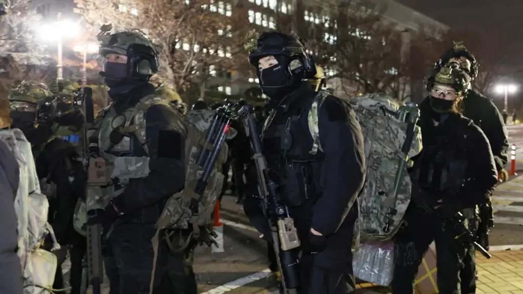 Embajada de México pide calma a connacionales tras ley marcial en Corea del Sur