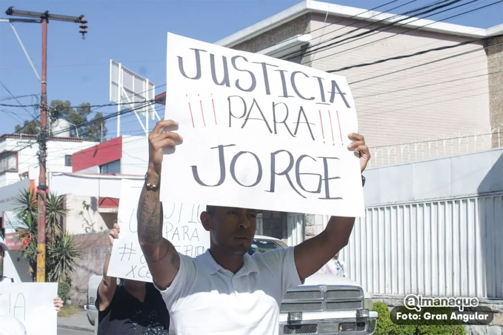 Taxistas encabezan caravana para exigir justicia por Alberto Fuentes