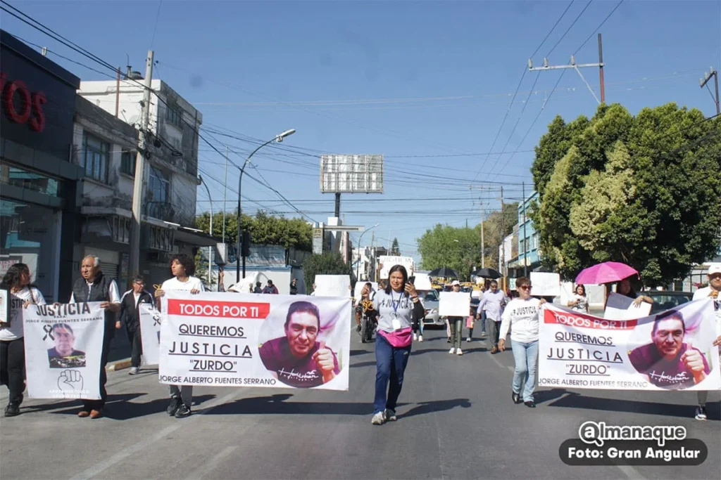 Taxistas encabezan caravana para exigir justicia por Alberto Fuentes