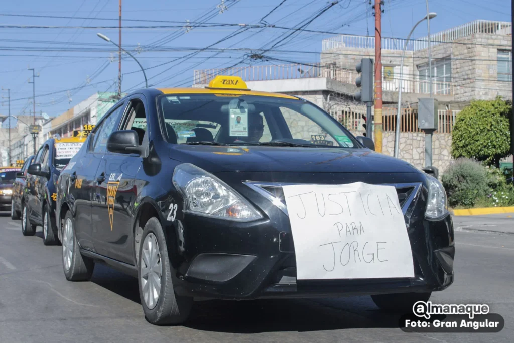Taxistas encabezan caravana para exigir justicia por Alberto Fuentes