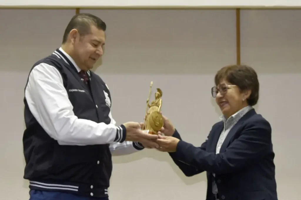 Entrega Facultad de Administración la Minerva al Mérito Académico al gobernador electo Alejandro Armenta