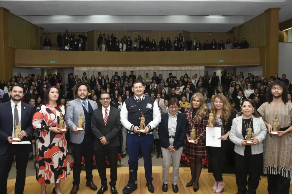Entrega Facultad de Administración la Minerva al Mérito Académico al gobernador electo Alejandro Armenta