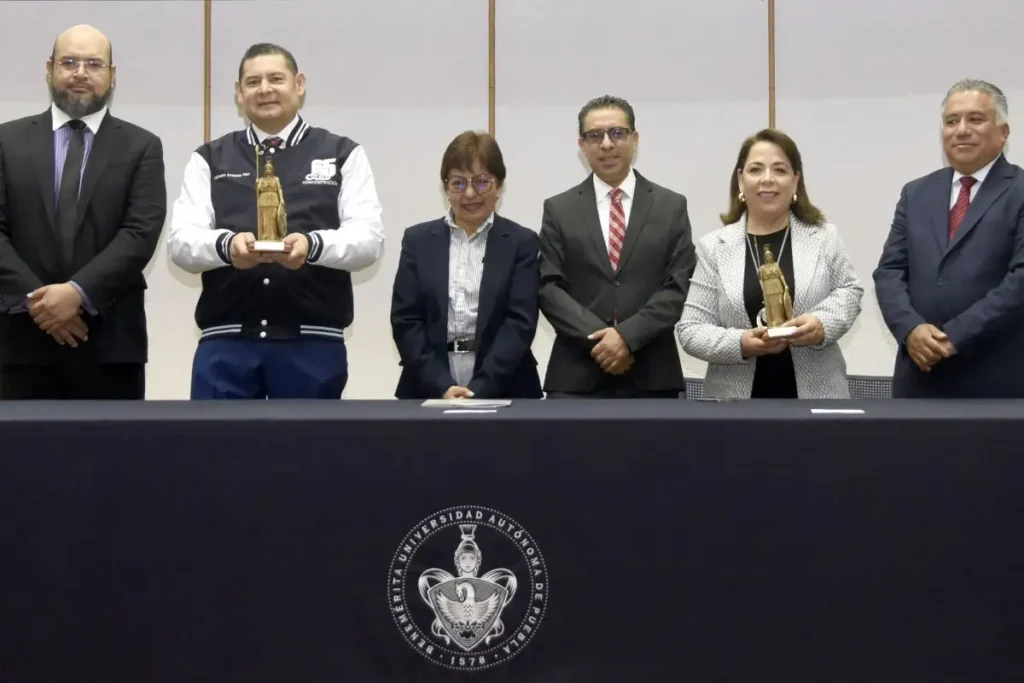 Entrega Facultad de Administración la Minerva al Mérito Académico al gobernador electo Alejandro Armenta