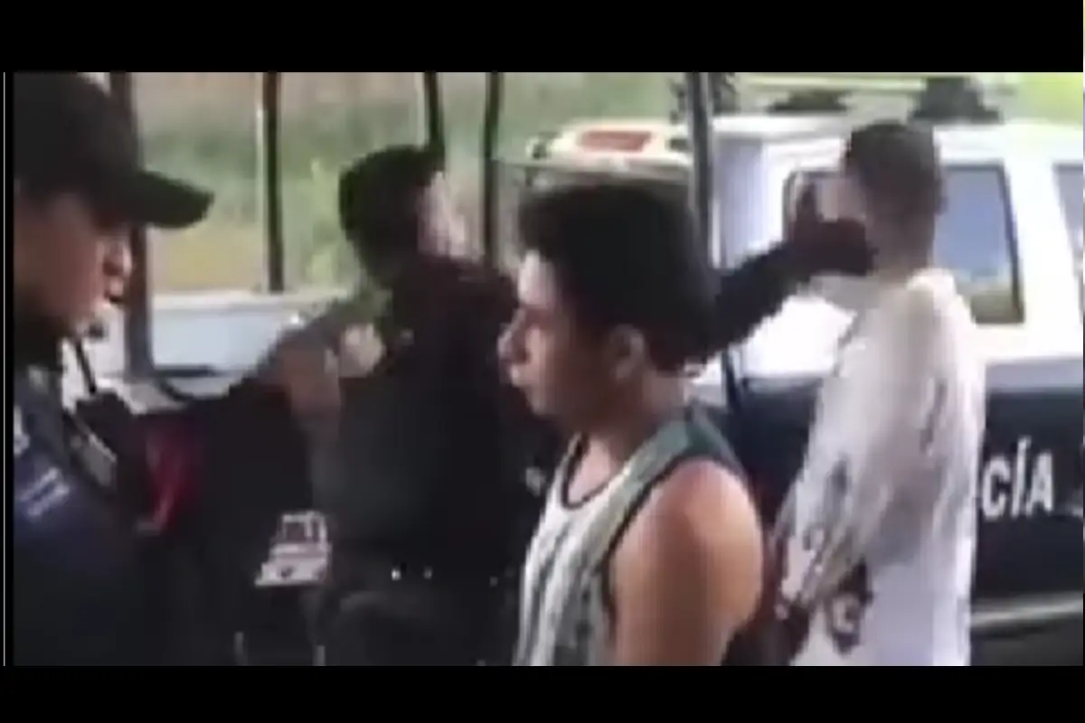 “Bésense o los mato”: policías de Guanajuato golpean y humillan a jóvenes 1 policías de Guanajuato golpean y humillan a jóvenes