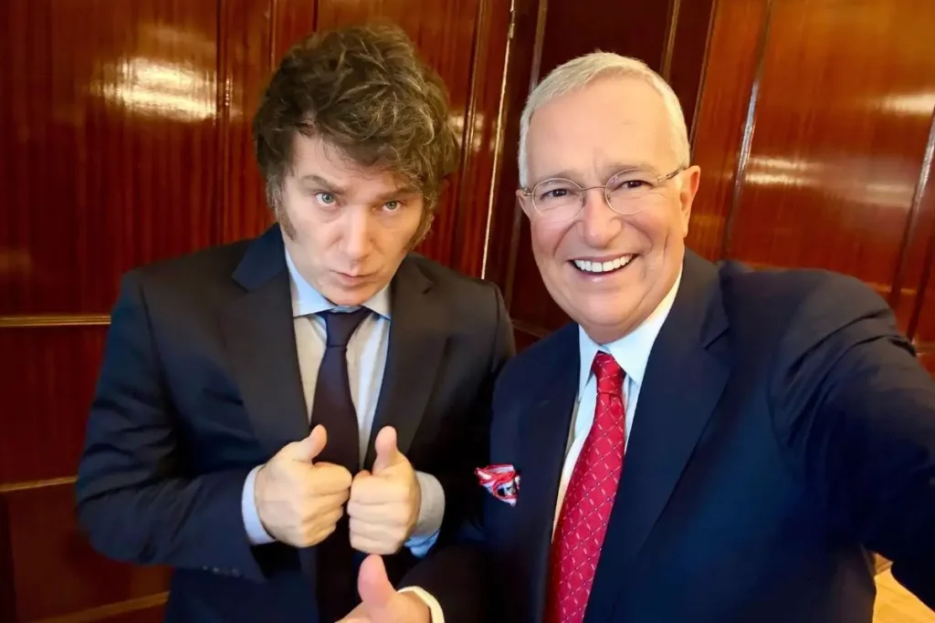 Ricardo Salinas y Javier Milei se toman foto en su visita a Argentina