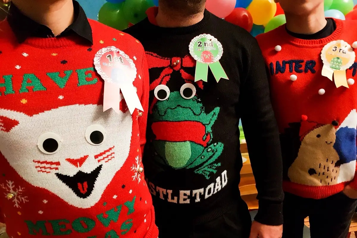 ¿Por qué usan un suéter navideño feo cada 20 de diciembre? 1 ¿Por qué usan un suéter navideño feo cada 20 de diciembre?