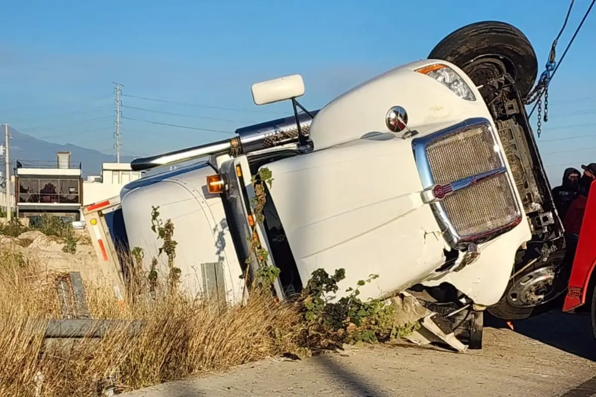 Vuelca tráiler en el Periférico Ecológico de Puebla 1 Vuelca tráiler en el Periférico Ecológico de Puebla
