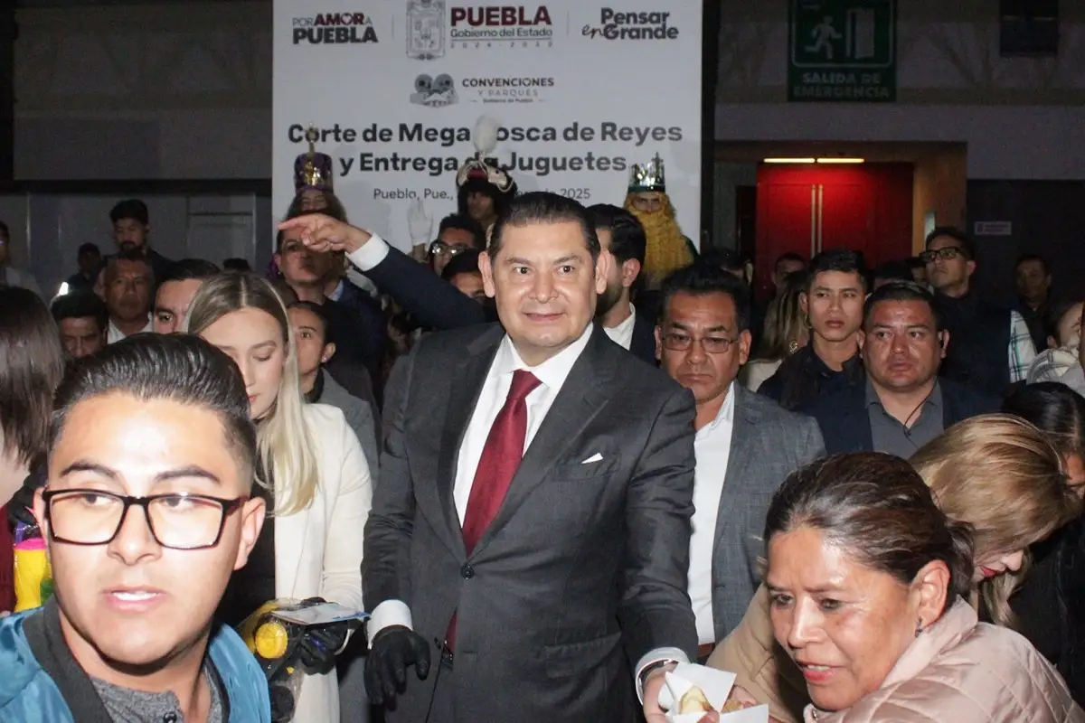 Alejandro Armenta y Pepe Chedraui entregan juguetes a niños de diversos municipios de Puebla
