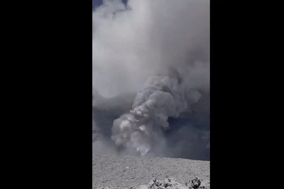 Alpinista desafía el peligro y llega al cráter del Popocatépetl: ¿Valió la pena el riesgo? 1 Alpinista desafía el peligro y llega al cráter del Popocatépetl