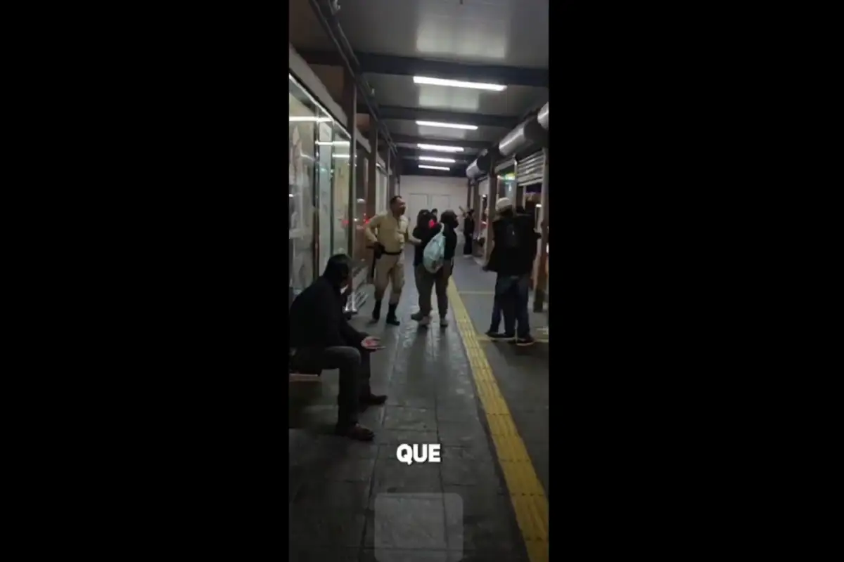 ¡Lo dejó como Santo Cristo! Guardia de la estación Pino Suárez de RUTA Puebla golpea a menor 1 Altercado en estación Pino Suárez de RUTA Puebla deja a menor y guardia heridos