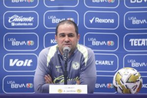 André Jardine se queda en America