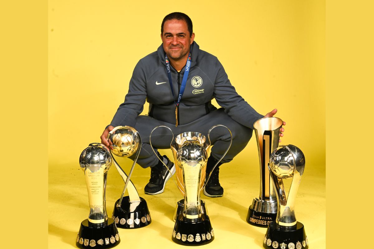 André Jardine se queda en America