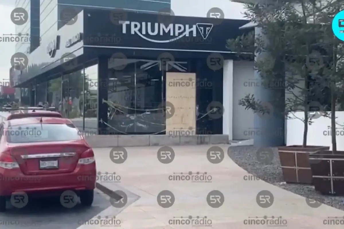 Dan cristalazo a la agencia de motocicletas "Triumph" en Las Ánimas 1 Dan cristalazo a la agencia de motocicletas Triumph en Las Ánimas