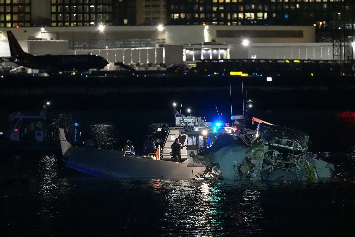 VIDEO: El momento exacto del choque de avión de American Airlines; recuperan 28 cuerpos 1 El momento exacto del choque entre un avión de American Airlines y un helicóptero militar