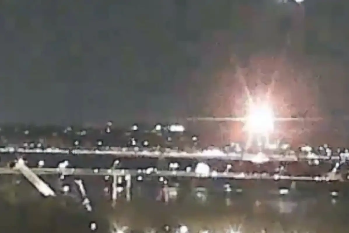 El momento exacto del choque entre un avión de American Airlines y un helicóptero militar