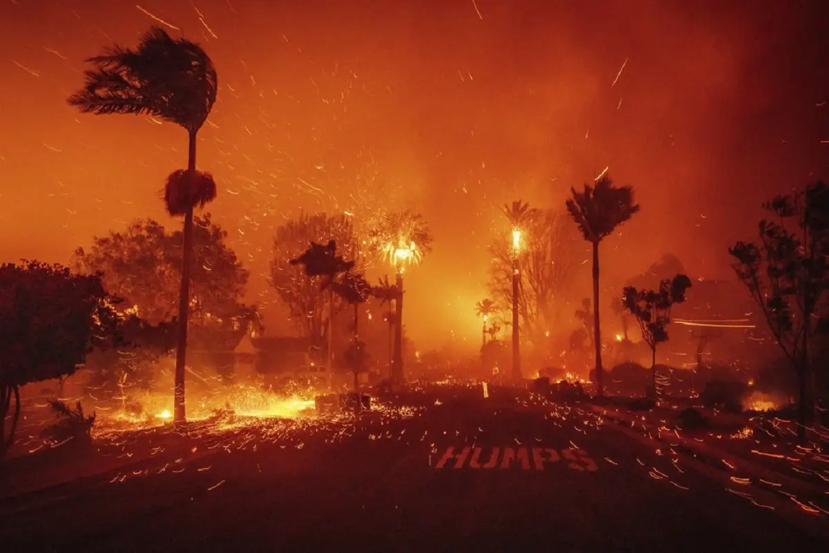 FOTOS|VIDEOS: Las apocalípticas imágenes que dejaron los incendios forestales en California 1 Los incendios en Los Ángeles en imágenes