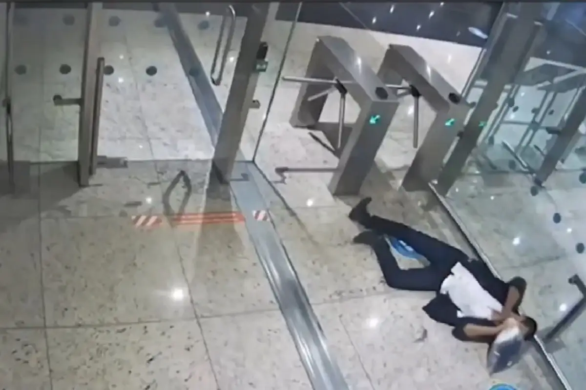 Hombre muere al explotar las drogas que llevaba dentro de su estómago