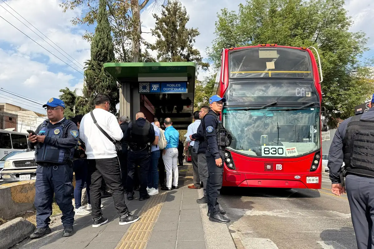 VIDEO: Muere mujer al caer de segundo piso de autobús de la Línea 7 1 Muere mujer adulta mayor tras caer de segundo piso de autobús en Línea 7