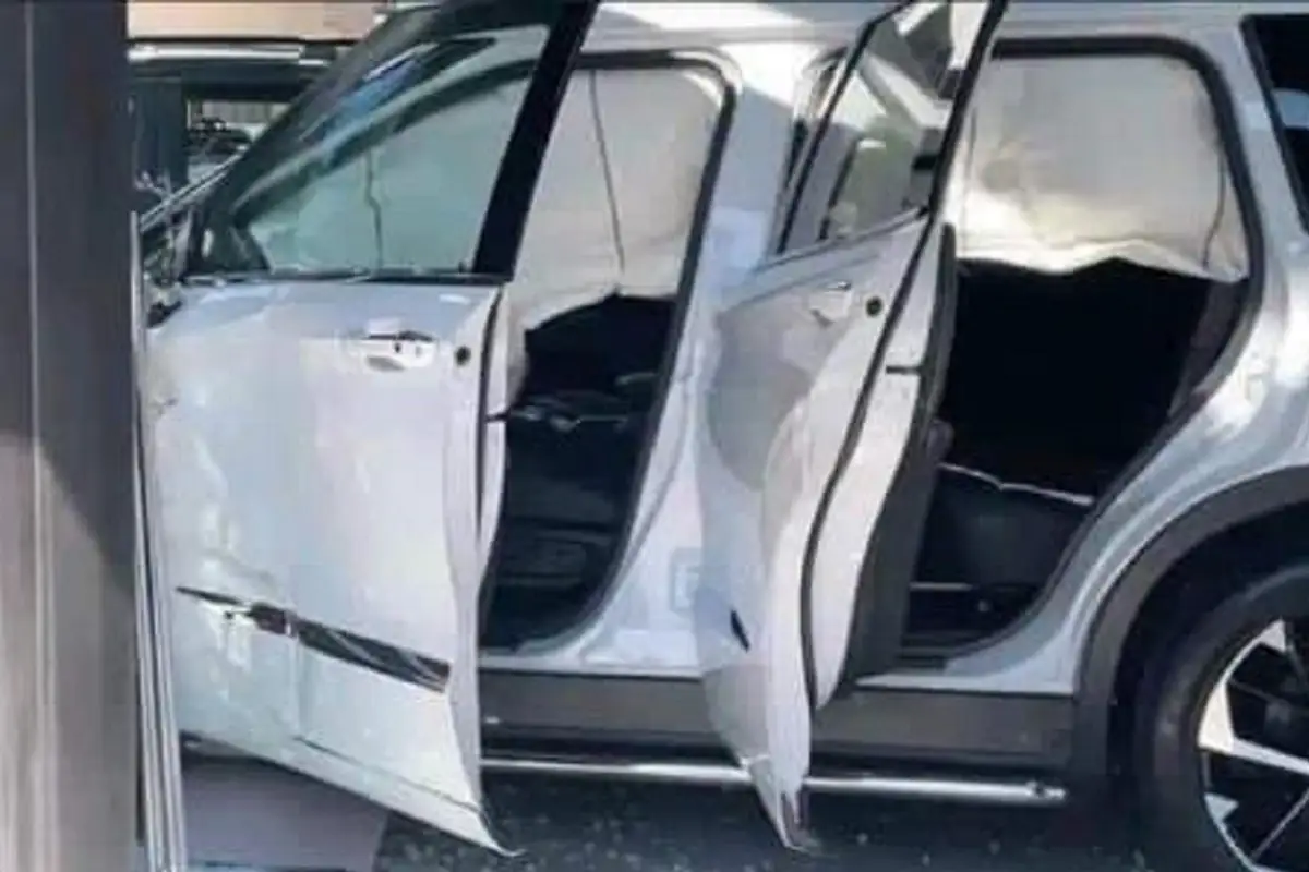 Mujer destroza camioneta en su prueba de manejo sin salir de la agencia en Tepic 1 Mujer destroza camioneta en su prueba de manejo sin salir de la agencia en Tepic