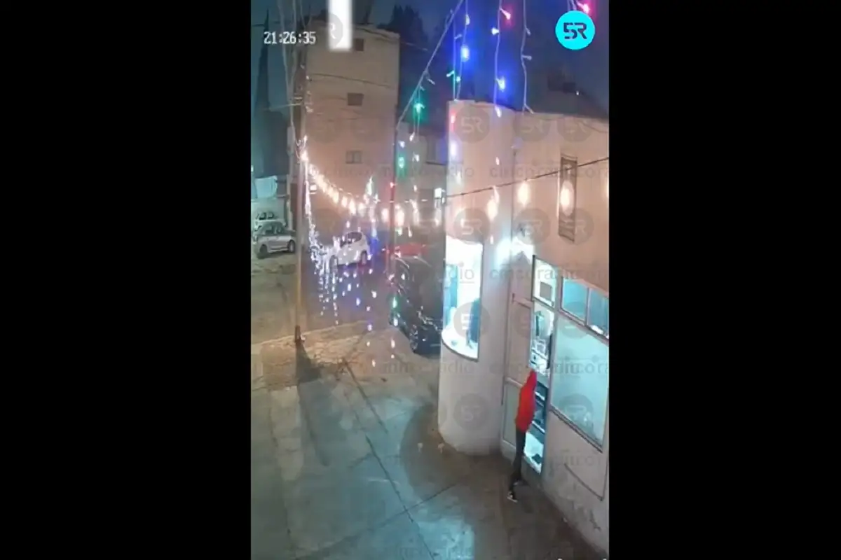 VIDEO: En segundos, asaltan taquería "Los Sentados" en el Circuito Juan Pablo II 1 En segundos, asaltan taquería "Los Parados" en el Circuito Juan Pablo II